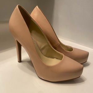 Jessica Simpson Nude closed toed pumps size 6.5